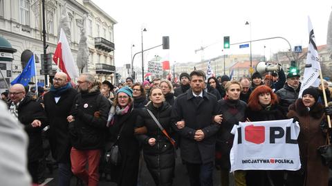 Protest na Krakowskim Przedmieściu. Odśpiewano hymn 