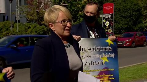 Sędzia Beata Morawiec przemawiała do zgromadzonych na wiecu w Krakowie