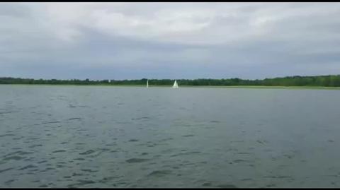 Działania służb na jeziorze Tałty. Poszukiwanie ośmiolatki (wideo bez dźwięku). Materiał z 18.06.2022