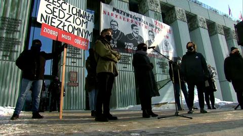 Protest w Warszawie w sprawie przywrócenia do pracy sędziów zawieszonych przez tzw. Izbę Dyscyplinarną