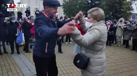 Taniec emerytów na placu Jakuba Kołasa
