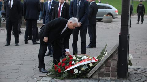 8. rocznica pogrzebu pary prezydenckiej. Kaczyński złożył kwiaty na Wawelu
