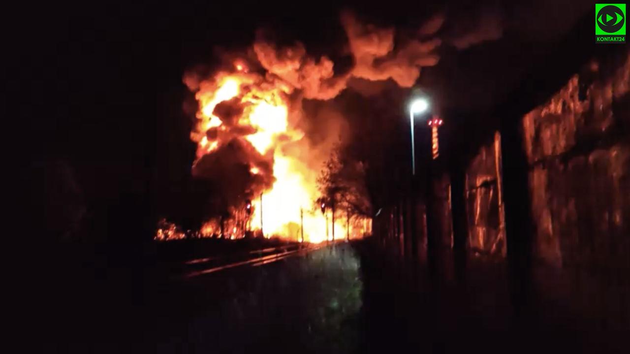Pożar hali magazynowej w Goleniowie, na czas akcji gaśniczej wstrzymano ruch pociągów