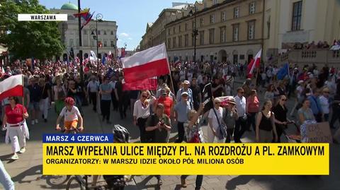 Marsz wypełnia ulice między placem Na Rozdrożu a placem Zamkowym. Relacja reportera TVN24