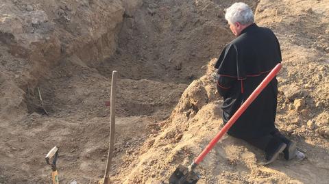 Papieski jałmużnik kardynał Konrad Krajewski na drodze krzyżowej w zniszczonej Borodziance