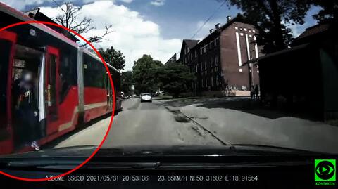 Motorniczy otworzył drzwi tramwaju po swojej lewej stronie