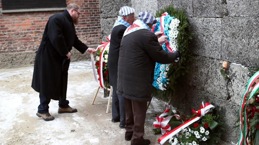 Byli więźniowie złożyli kwiaty pod Ścianą Straceń w Auschwitz