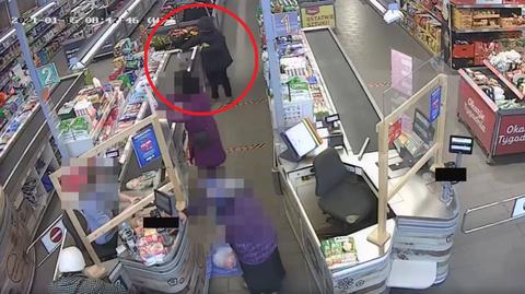 Policja z Kalisza publikuje sylwetkę kobiety, która może mieć związek z kradzieżą kluczyków do auta