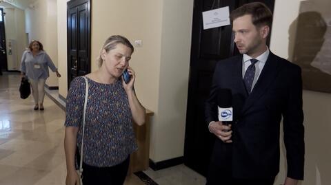 Posłanka Aleksandra Łapiak nie chciała rozmawiać z dziennikarzami. Wyjęła telefon