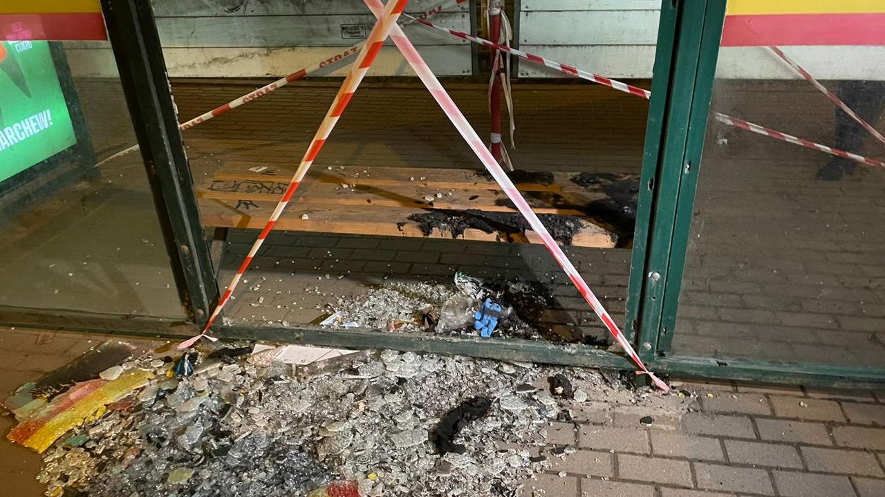 Człowiek płonął na przystanku, podejrzany czekał i patrzył. Policja: potem odjechał komunikacją