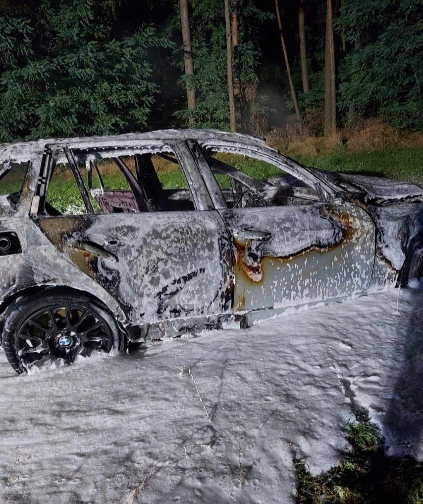 Wypadek w Rogaszycach. Auto wypadło z drogi i spłonęło, zginął 17-latek.  19-latka z zarzutami. Nagranie z samochodu - TVN24