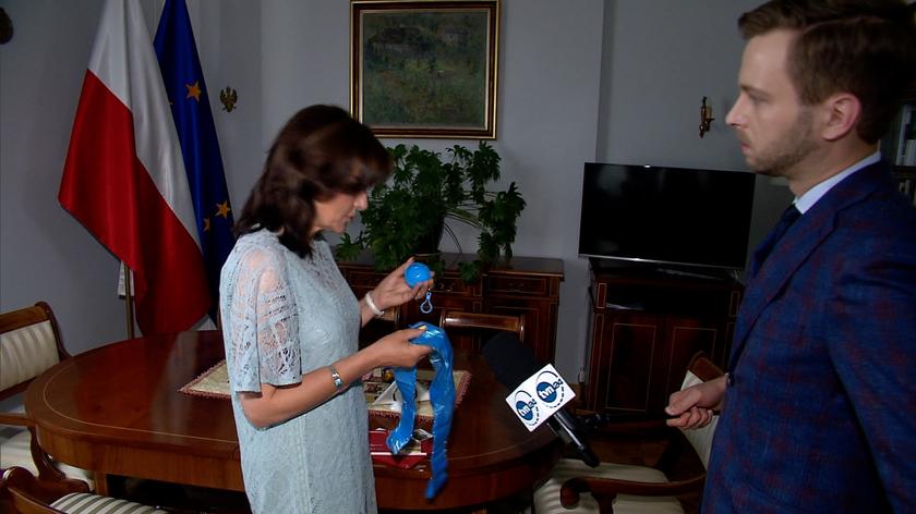Gabriela Morawska-Stanecka pokazała reporterowi TVN24 gadżety zamawiane przez Kancelarię Senatu