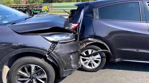 Cofał na A4, doprowadził do kolizji i ugryzł kierowcę, w którego auto uderzył