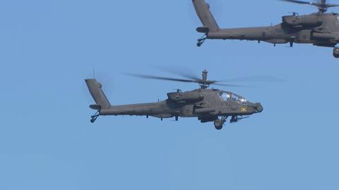Śmigłowce Black Hawk i Apache podczas defilady lotniczej