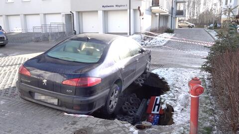 Auto utknęło w leju na gdańskiej Morenie 