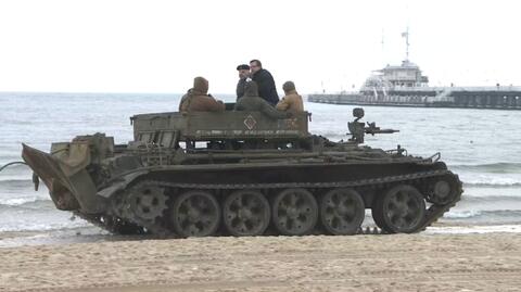 Wioska militarna na plaży w Sopocie. Wśród atrakcji przejażdżka czołgiem