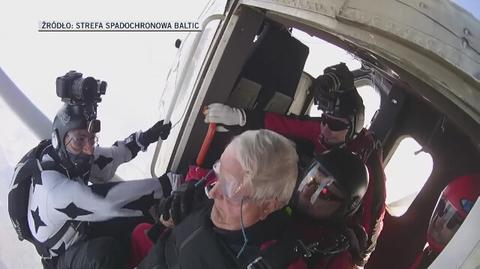 90-latek skoczył ze spadochronem