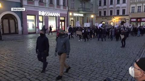 "Naszą siłą solidarność". Kilkaset osób wzięło udział w proteście w Świdnicy