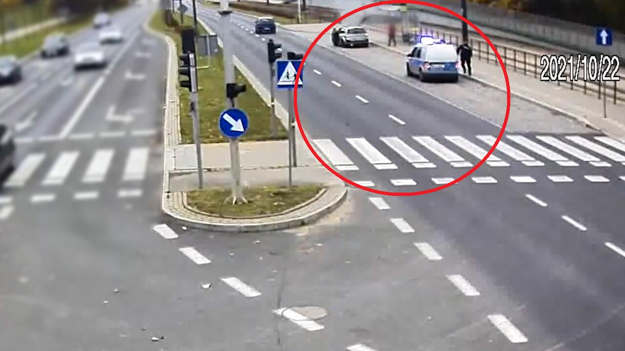 Olsztyn. Nie zauważyła, że jej samochód zaczął się palić w trakcie jazdy. Pomogli policjanci  