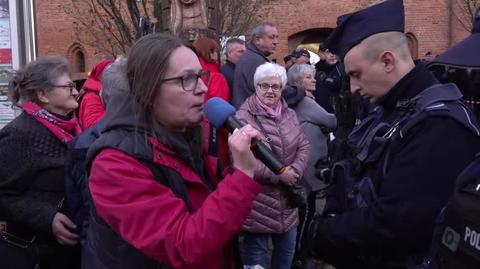 Policja odcięła zgromadzonych mieszkańców i protestujących od wejścia na spotkanie z Kaczyńskim