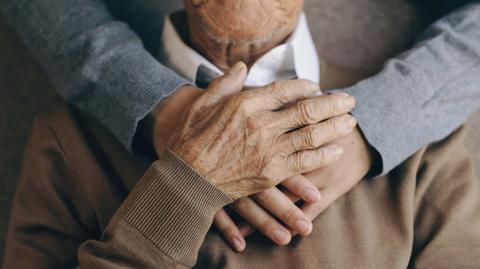 senior emeryt starosc shutterstock_2473010025
