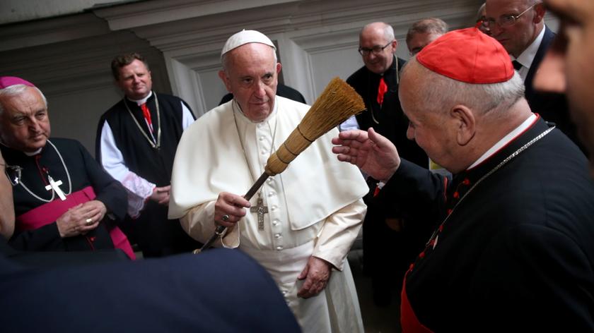 "Papież poprosił biskupów, żeby zadawali mu pytania". Zgłosiło się czterech
