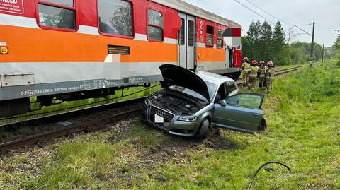 Samochód wjechał na przejazd kolejowy. Po uderzeniu pociągu kierowca odniósł niegroźne obrażenia