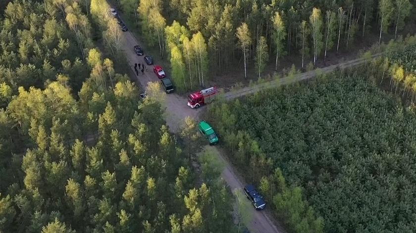 Wozy policyjne i straży pożarnej w lesie we wsi Zamość