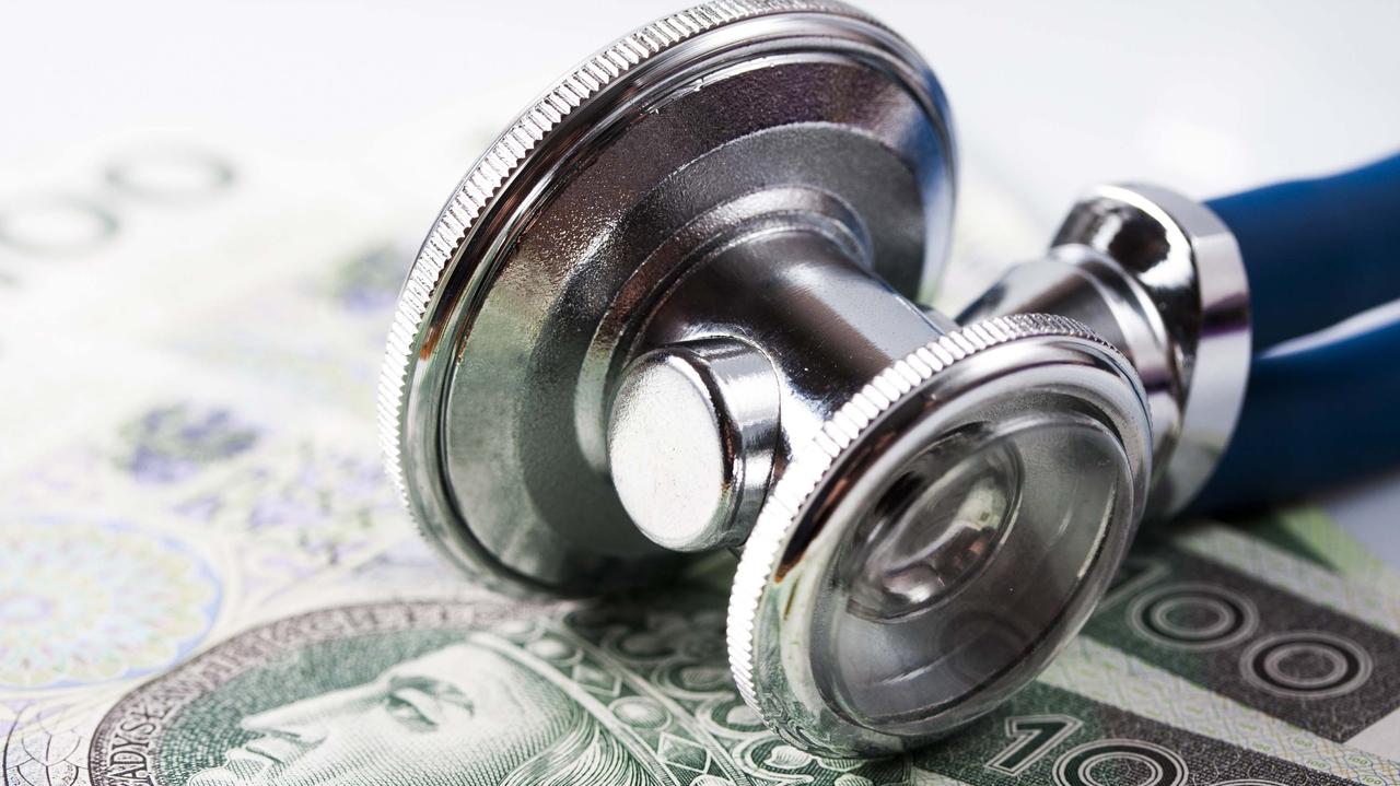 NFZ chce odetchnąć finansowo, przesuwając 6–7 mld zł płatności — ekonomiści ostrzegają