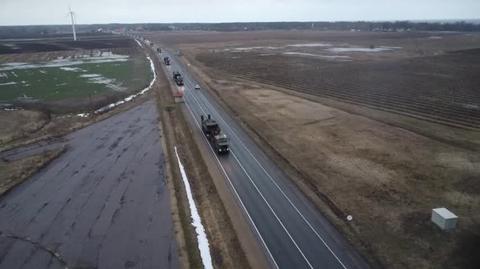 Konwój pojazdów i czołgów armii brytyjskiej przybył do Estonii w ramach misji NATO (nagrania z lutego 2022 roku)