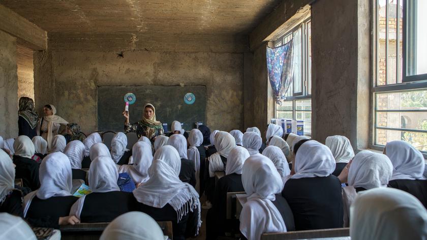 Afgańskie dziewczęta bywają atakowane za naukę szkolną