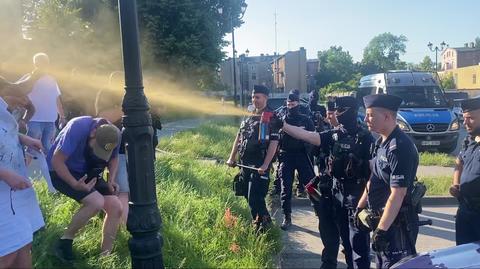 Protestowali podczas wizyty Jarosława Kaczyńskiego, policja użyła gazu. Jeden z mężczyzn usłyszał zarzuty 
