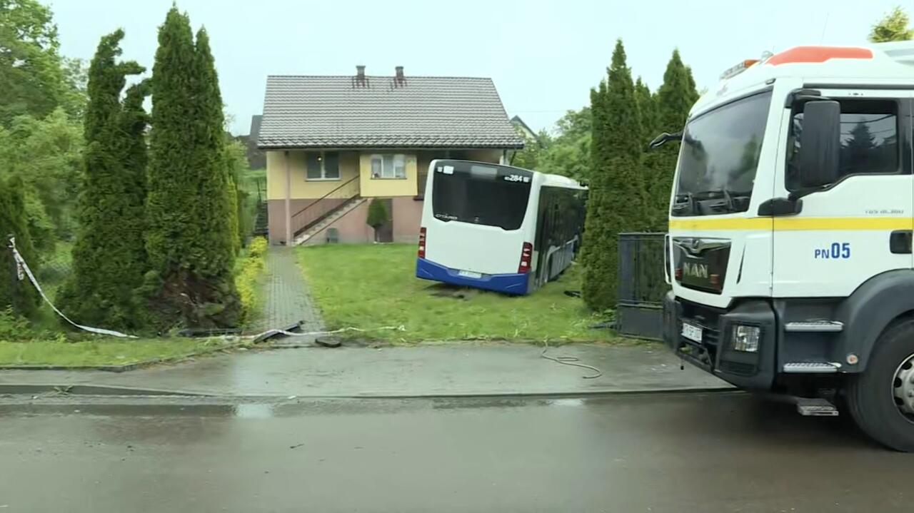Kierowca autobusu wpadł w poślizg, wjechał do ogrodu. Zatrzymał się tuż przed domem