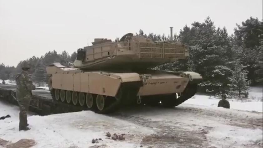 Wyładunek amerykańskich czołgów M1 Abrams w Polsce