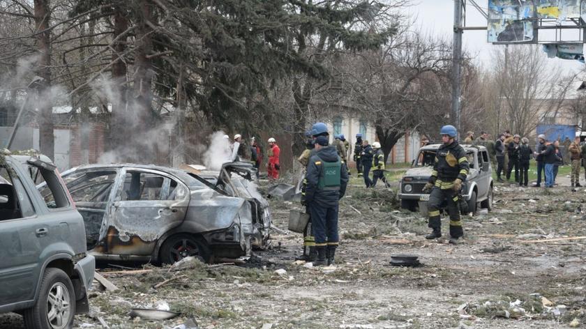Płonące znicze w Buczy. Miasteczko stało się symbolem rosyjskich zbrodni wojennych 