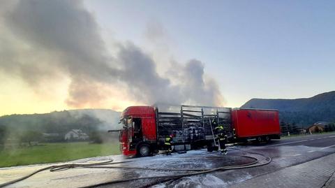 Ponad 20 strażaków gasiło płonącą naczepę. Podczas jazdy zapalił się ładunek