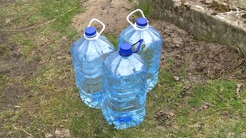 W trzech wsiach nie mają wody w kranie, kupują w butelkach w sklepie