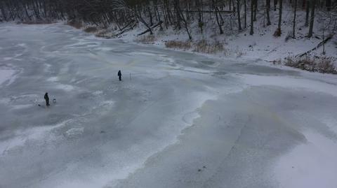 Pod mężczyzną załamał się lód. Pomogli spacerowicze