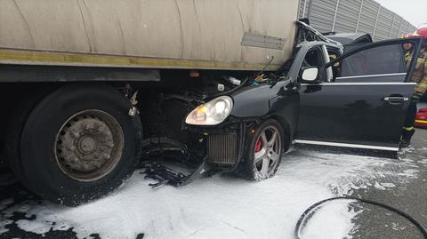 Porsche wjechało pod naczepę ciężarówki, kierowca w szpitalu