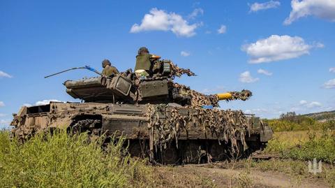 Ukraińscy żołnierze zbierają porzucone rosyjskie pojazdy wojskowe w obwodzie charkowskim. Nagranie archiwalne 