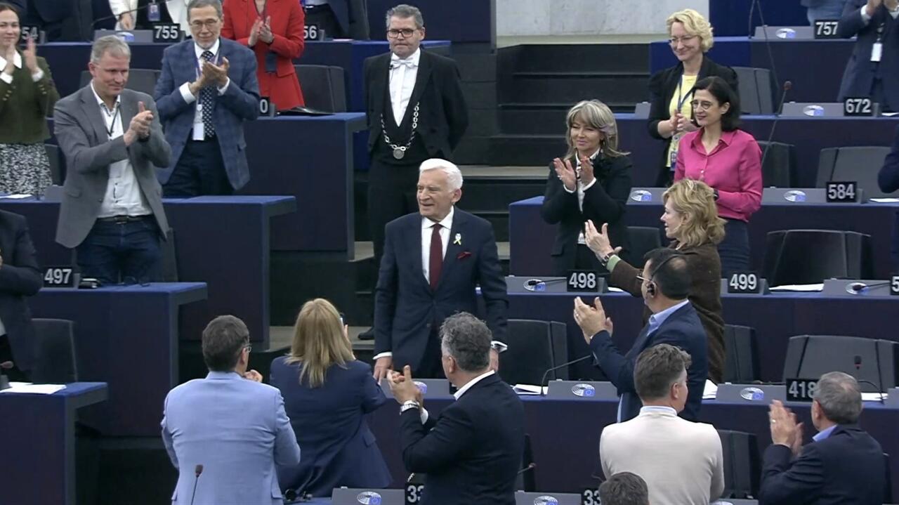Pożegnanie Jerzego Buzka w europarlamencie. Owacja na stojąco i wyjątkowe słowa