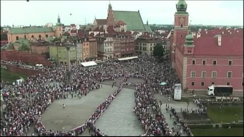 W godzinę "W" mieszkańcy stworzyli symbol Polski Walczącej na placu Zamkowym