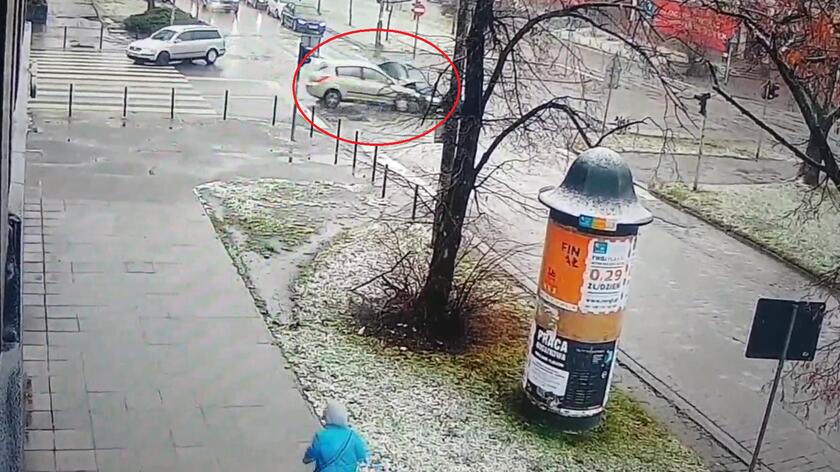 Kolizja w centrum Wrocławia. "Dwaj kierowcy twierdzili, że mieli zielone światło"
