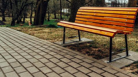 Zakażony bezdomny twierdzi, że spał na mrozie, bo nikt nie chciał mu pomóc. Schronisko i szpital odpowiadają
