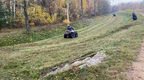 Siedem quadów przejechało w niedzielę przez teren leśny w Wieliszewie 