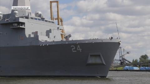 USS Arlington wpływa do portu w Świnoujściu