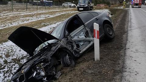 Sycyna. 37-latek zjechał na przeciwległy pas i zderzył się z ciężarówką, później z samochodem. Wylądował w rowie