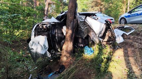 Dwóch nastolatków rozbiło się samochodem na drzewie (22.06.2023)