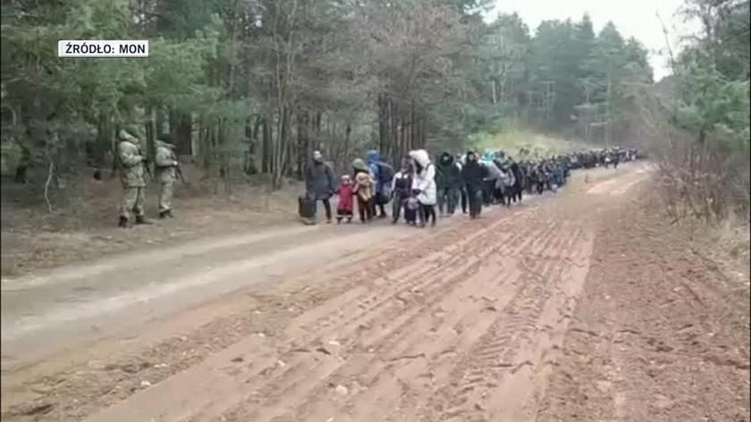 Migranci prowadzeni w stronę przejścia granicznego. Nagranie MON