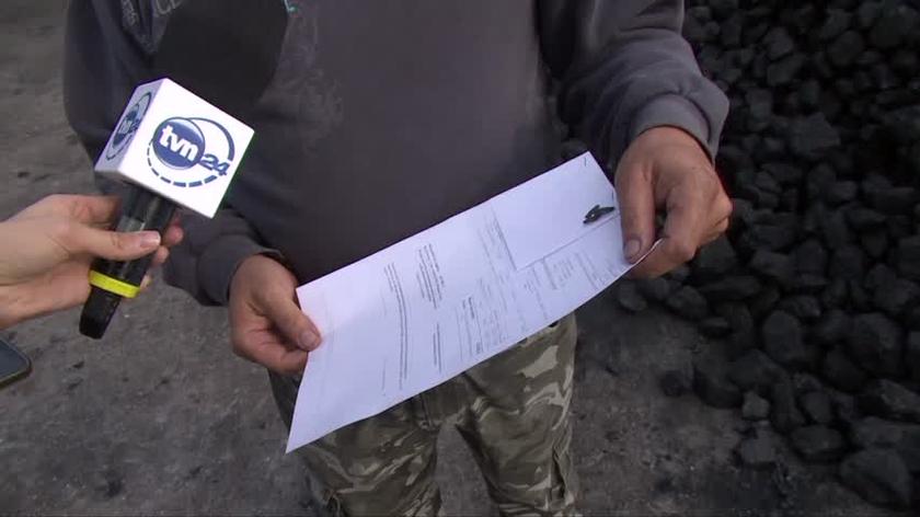 Właściciel składu w Mieczewie pokazuje fakturę za zakup węgla (nagranie z 26 września)